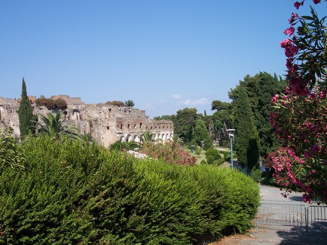 Pompeje hřbitov 1.JPG